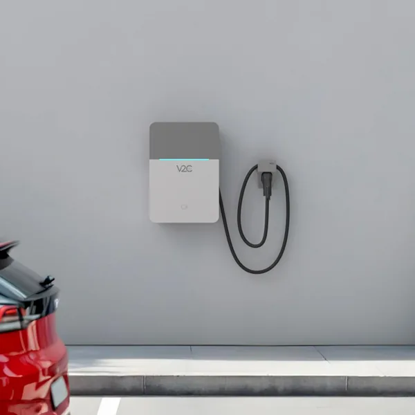 Carregador rápido Denka instalado na parede de um parque de estacionamento