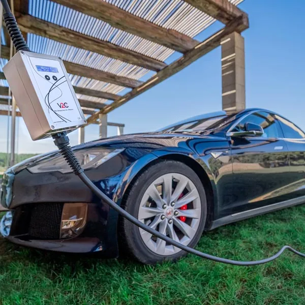 EV Portable a carregar um carro elétrico estacionado ao ar livre
