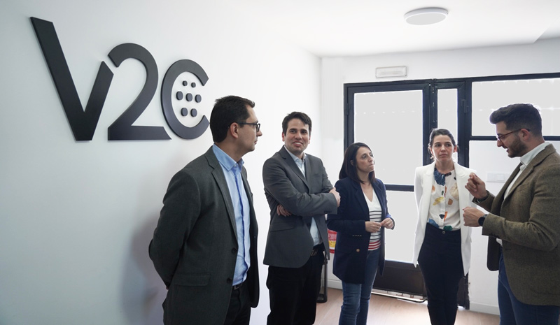 Visita de la consellera Rebeca Torró a las instalaciones de V2C