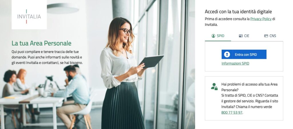 Schermata di accesso all'area personale di Invitalia per il bonus colonnine domestiche 2024 con opzioni di login tramite identità digitale SPID, CIE e CNS. Una donna con occhiali e tablet in mano sorride mentre si trova vicino a una finestra. Sullo sfondo, un ufficio con persone al lavoro