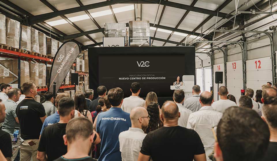 Inauguración Centro Producción de cargadores de coche eléctrico de V2C con Rebeca Torró en Valencia