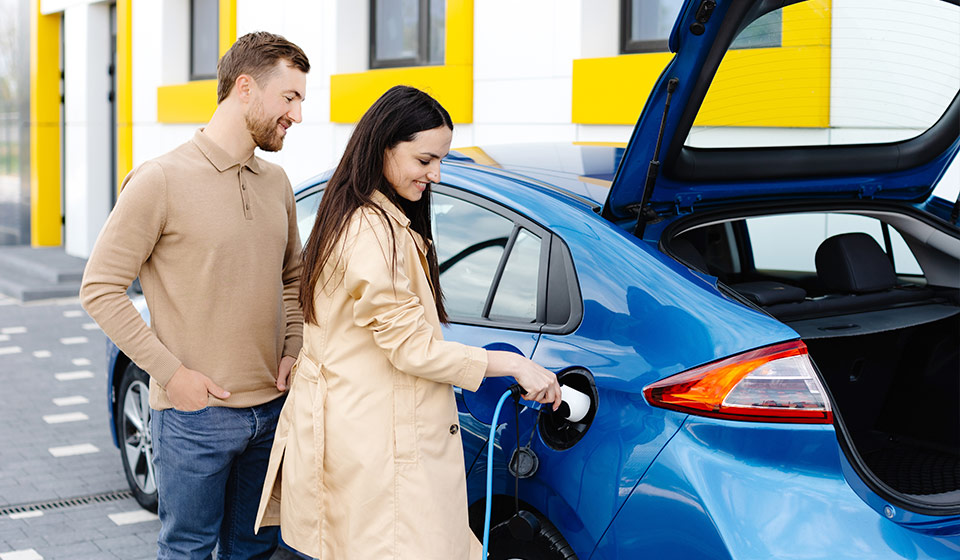 CAES Coche Eléctrico: la ayuda de hasta 1.000 € por cambiar a un coche eléctrico