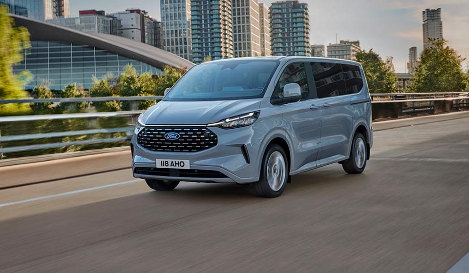Furgonetas híbridas enchufables Ford Tourneo Custom