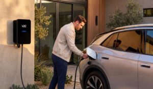Elektroauto lädt zuhause an einer Wallbox als günstige Alternative zum öffentlichen Laden