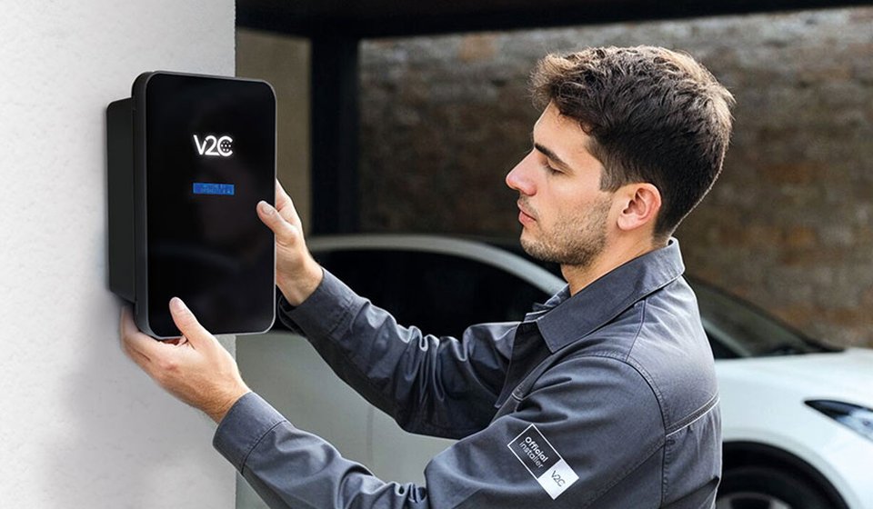 Offizieller V2C-Installateur montiert die Trydan-Wallbox, die für die §14a-EnWG-Anmeldung beim Netzbetreiber vorbereitet wird