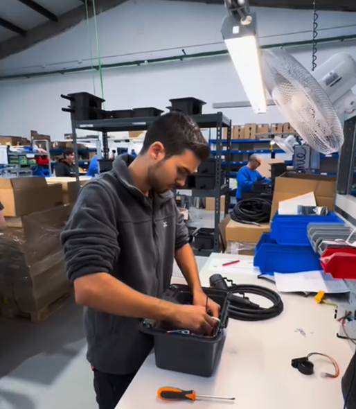 Técnico de V2C atornillando la carcasa de un cargador Trydan