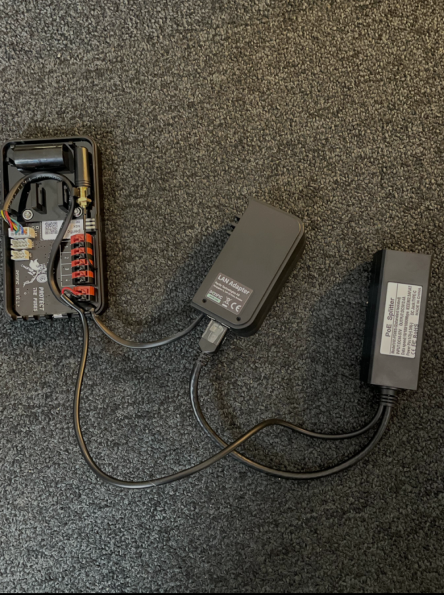 control-cloud-conjunto-lan-poe-perific Medidor conectado con adaptador LAN y adaptador PoE