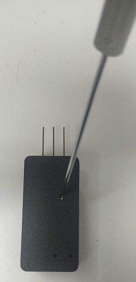 Appui sur le bouton de réinitialisation avec un objet fin