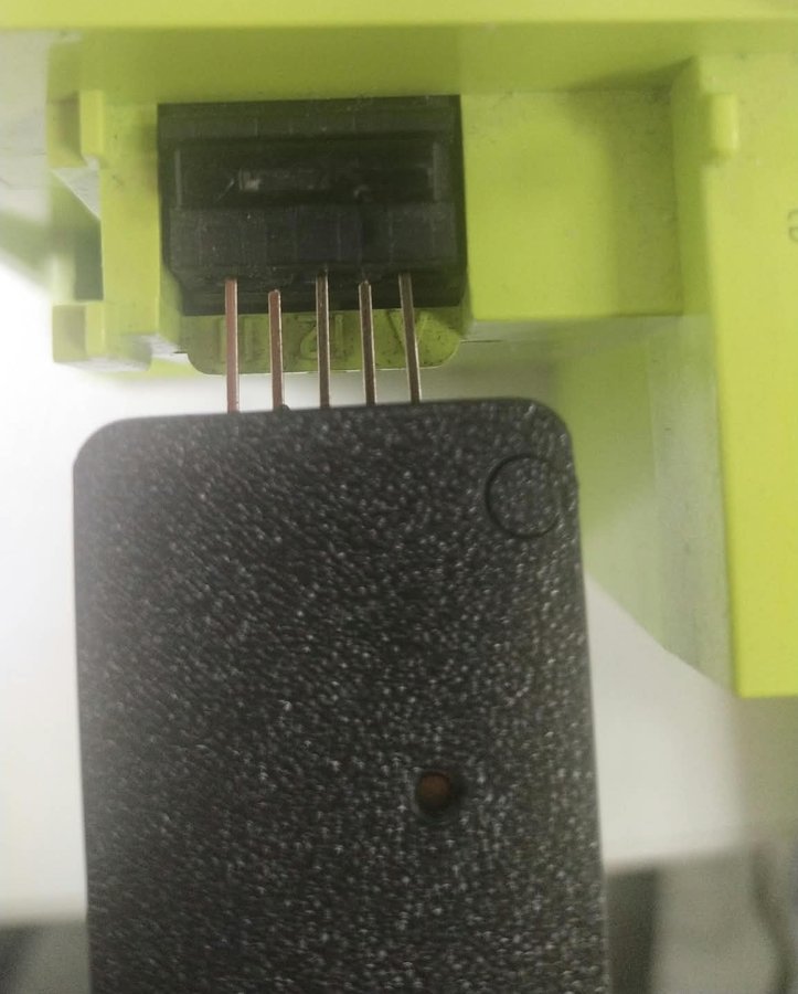 Module émetteur à 5 broches inséré dans le port TIC