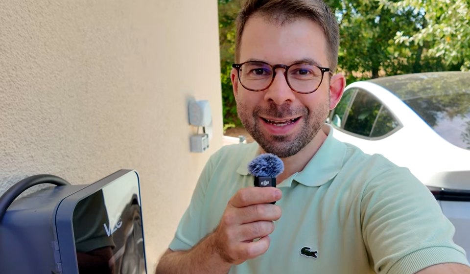 Simon Dümig neben seiner V2C Trydan Wallbox im Praxistest mit EVCC