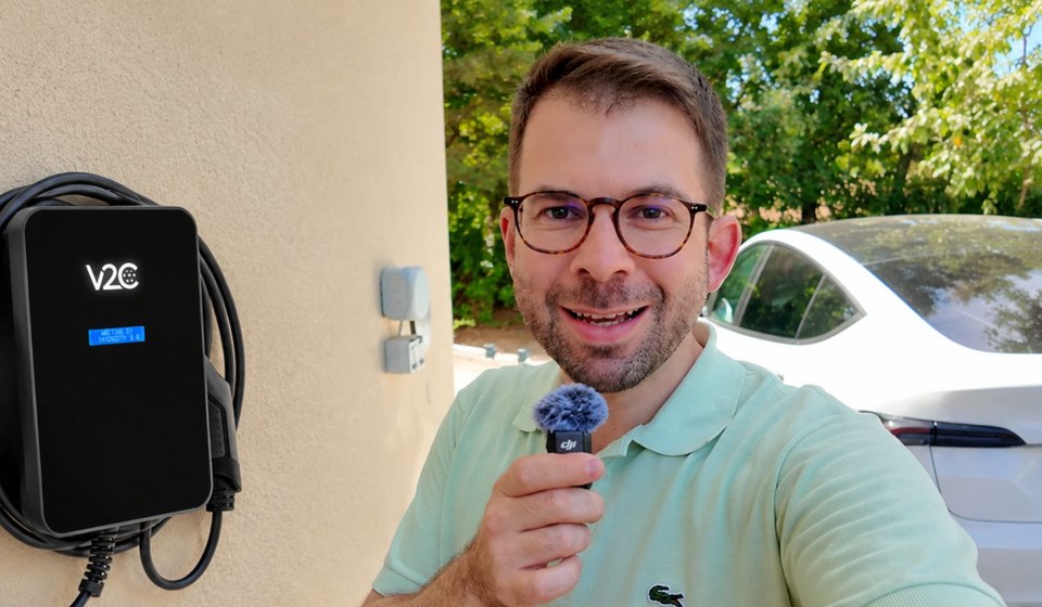 Simon Dümig neben seiner V2C Trydan Wallbox im Praxistest mit EVCC