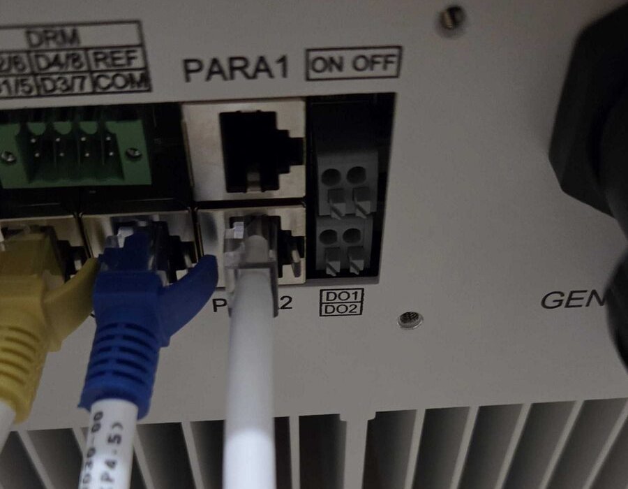 Câble blanc allant au Trydan connecté au port PARA2 de l'onduleur Hoymiles