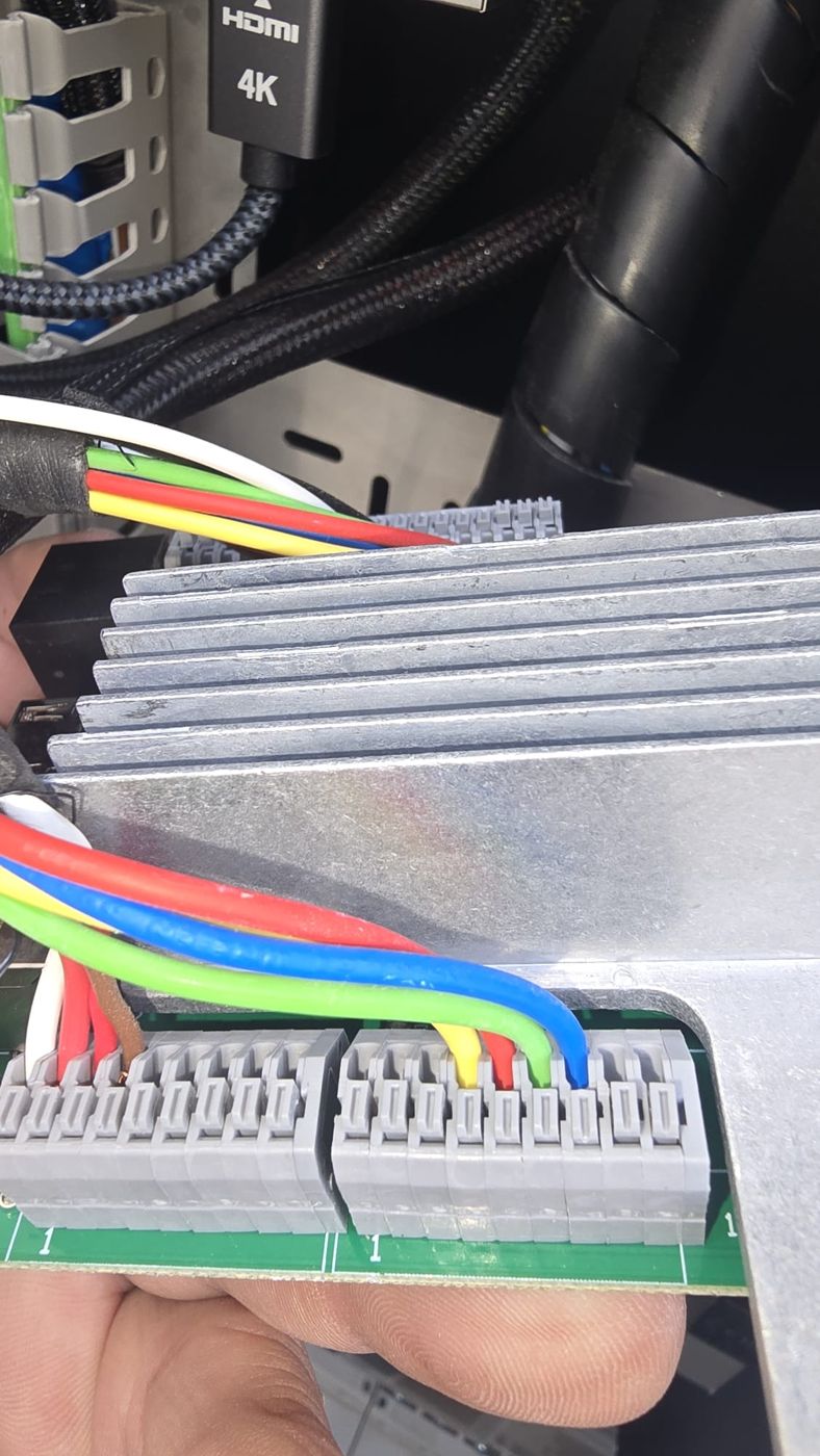 Detalle de los bornes Wago de la placa antigua POLE V1 con los cables conectados