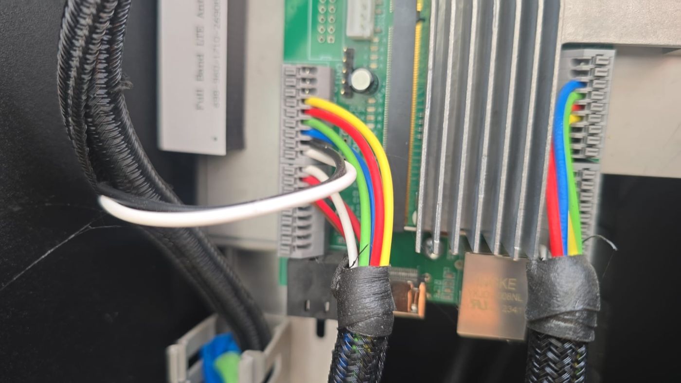 Cableado de la placa antigua POLE V1 con las mangueras de la toma izquierda y derecha